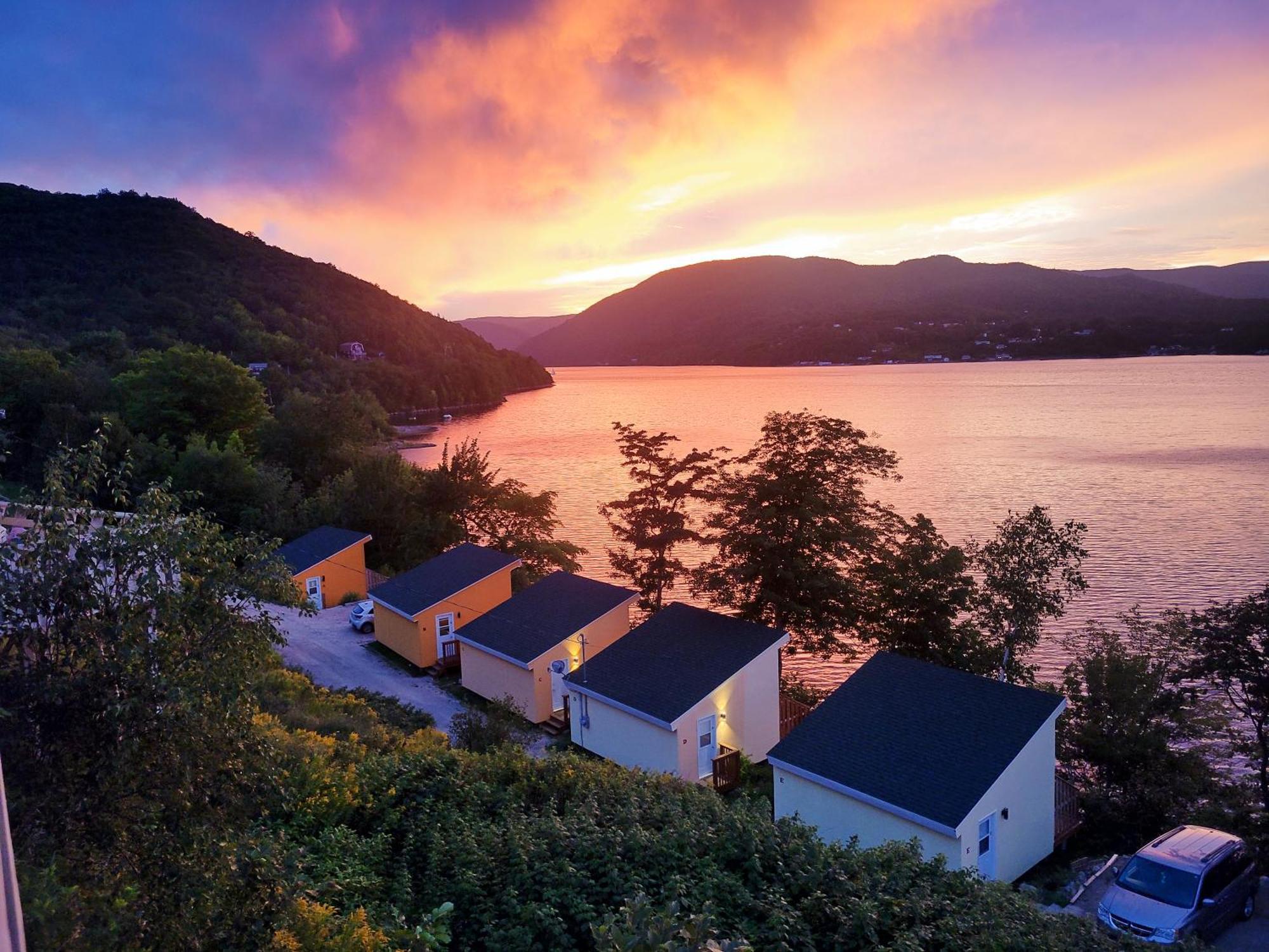 Knotty Pine Cottages, Suites & Motel Rooms Ingonish Ngoại thất bức ảnh