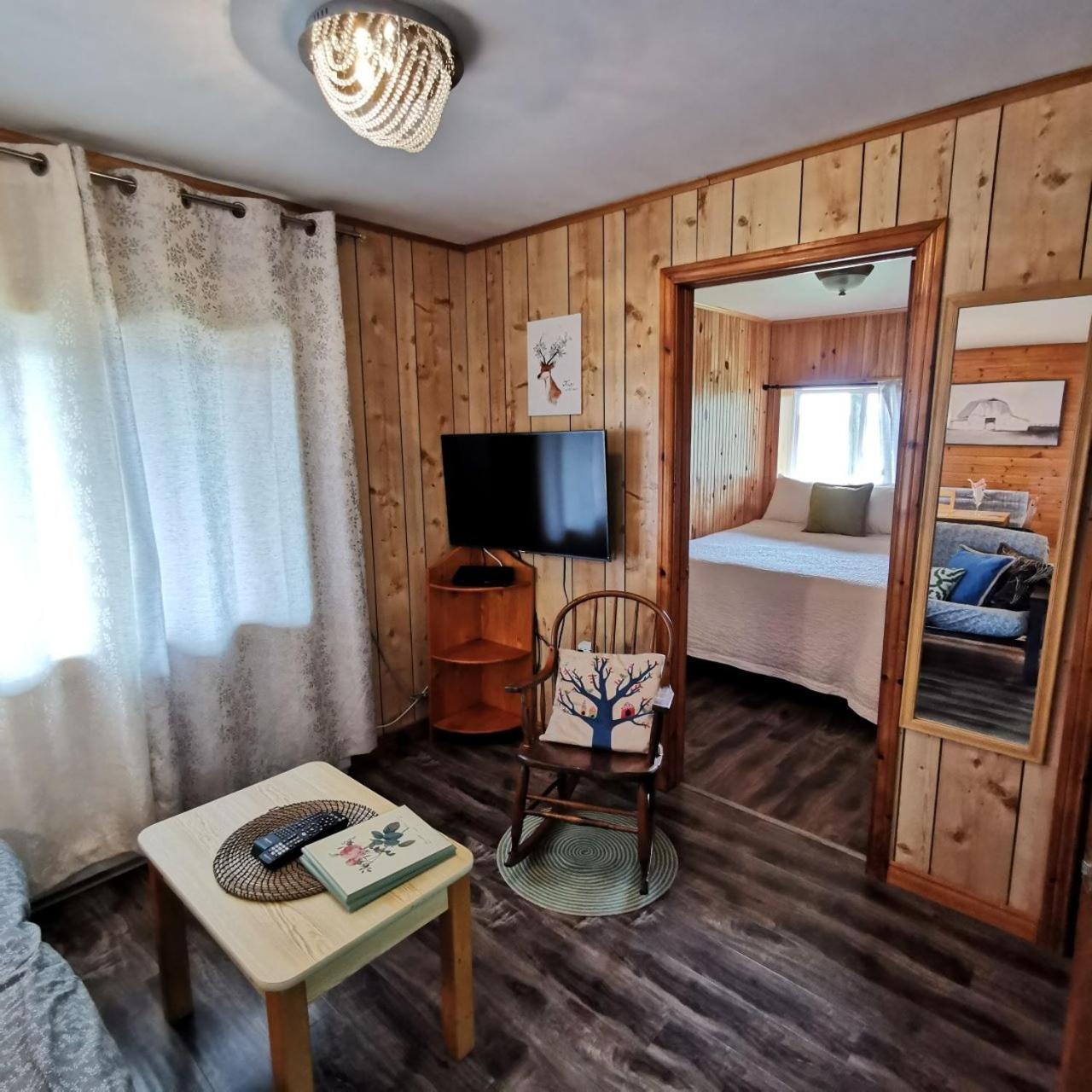 Knotty Pine Cottages, Suites & Motel Rooms Ingonish Phòng bức ảnh