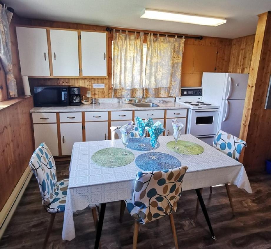 Knotty Pine Cottages, Suites & Motel Rooms Ingonish Ngoại thất bức ảnh