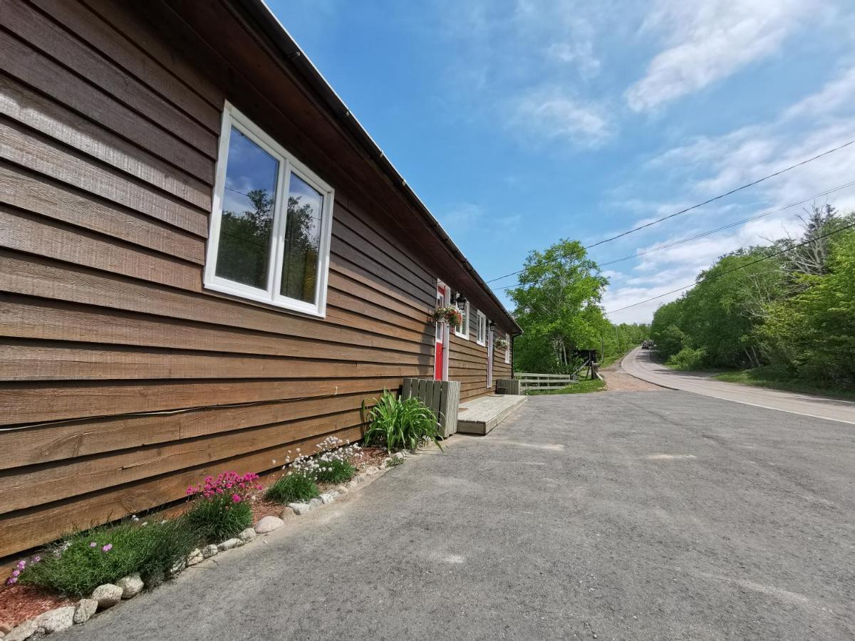 Knotty Pine Cottages, Suites & Motel Rooms Ingonish Ngoại thất bức ảnh